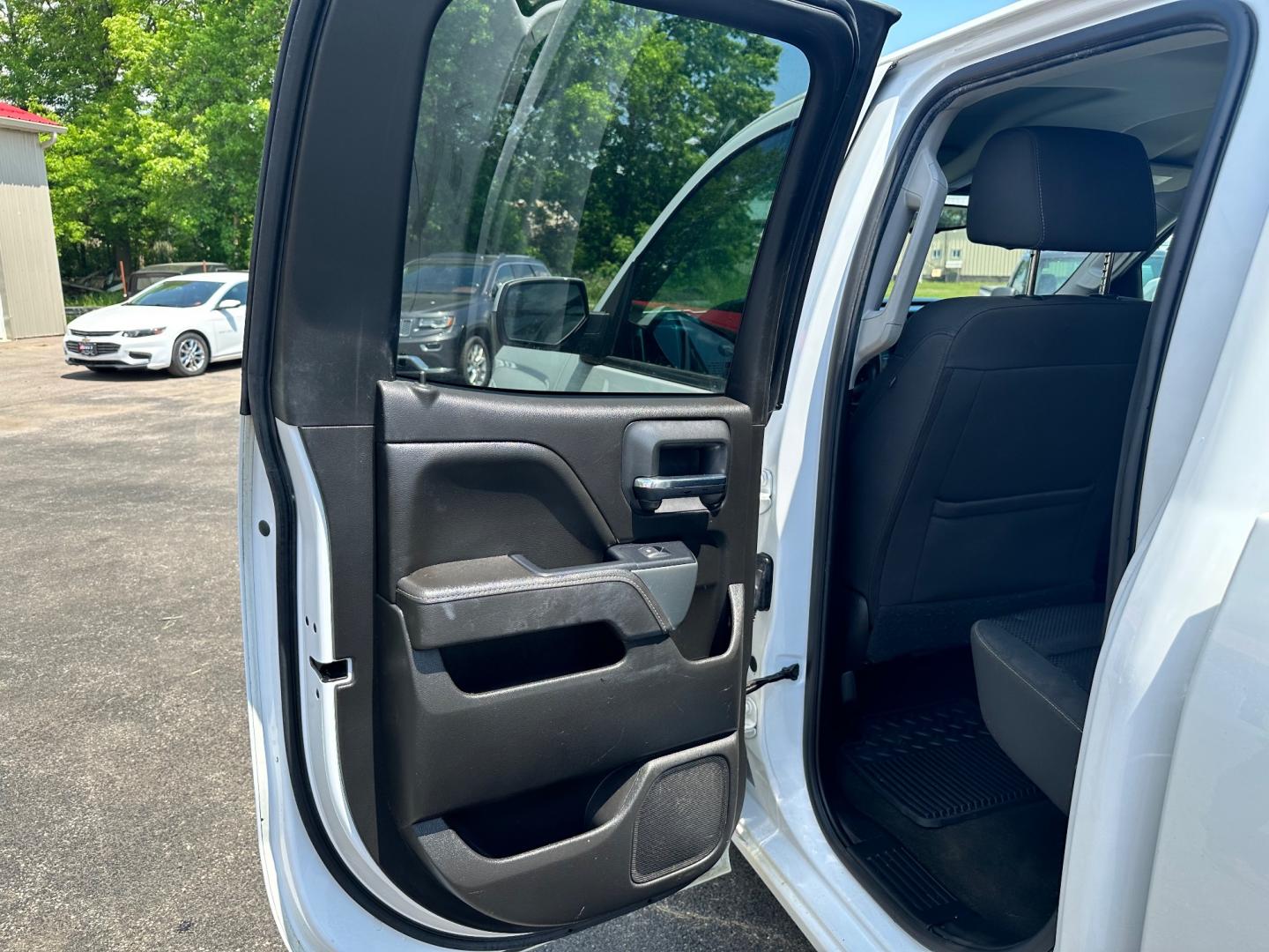 2017 White /Black Chevrolet Silverado 1500 LT (1GCVKREH5HZ) with an 4.3L V6 OHV 12V engine, 6-Speed Automatic transmission, located at 11115 Chardon Rd. , Chardon, OH, 44024, (440) 214-9705, 41.580246, -81.241943 - The 2017 Chevrolet Silverado 1500 LT Double Cab 4WD offers a harmonious fusion of rugged capability and modern convenience, powered by the robust 4.3-liter V6 engine. This engine, known for its reliability and efficiency, provides ample power for a variety of tasks, delivering 285 horsepower and 305 - Photo#36